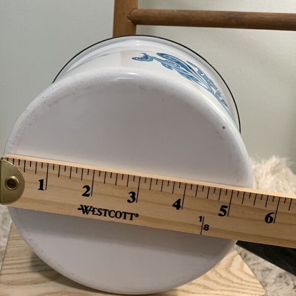 Vtg Berggren Blue Tulip Design
Scandinavian Folk Art Enamelware Lidded Sauce Pot - Picture 17 of 17